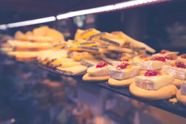 Lezzetli peynir. peynir parçalarını bir sürü