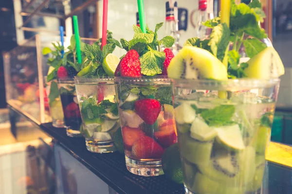 Cocktails und erfrischende alkoholische Getränke in mercado san migue — Stockfoto