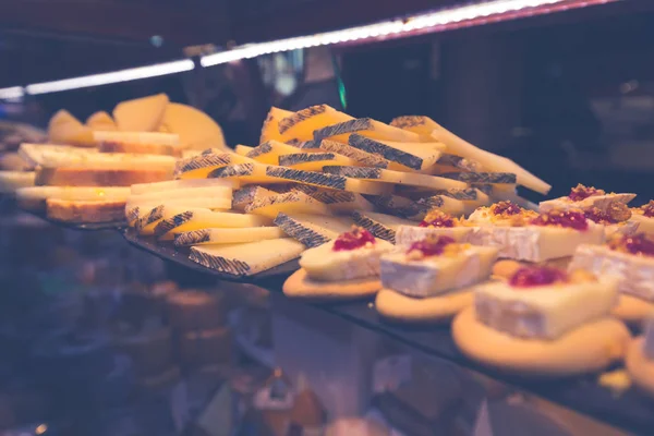 Delicioso queijo. um monte de pedaços de queijo — Fotografia de Stock