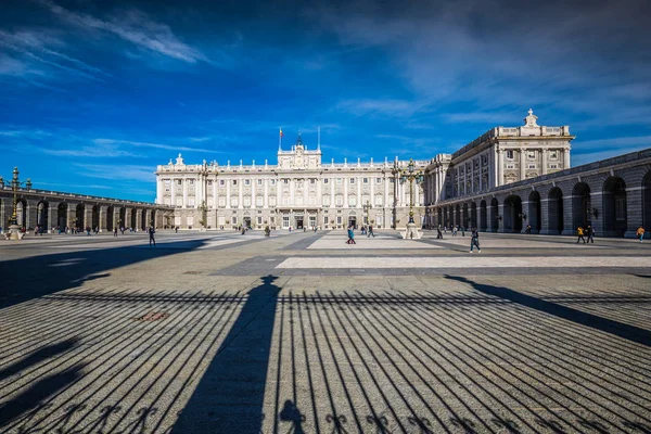 Královský palác v Madridu je oficiální rezidence španělské — Stock fotografie