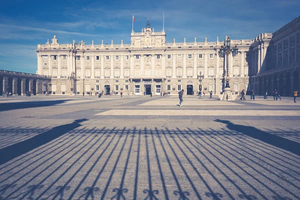 Královský palác v Madridu je oficiální rezidence španělské — Stock fotografie