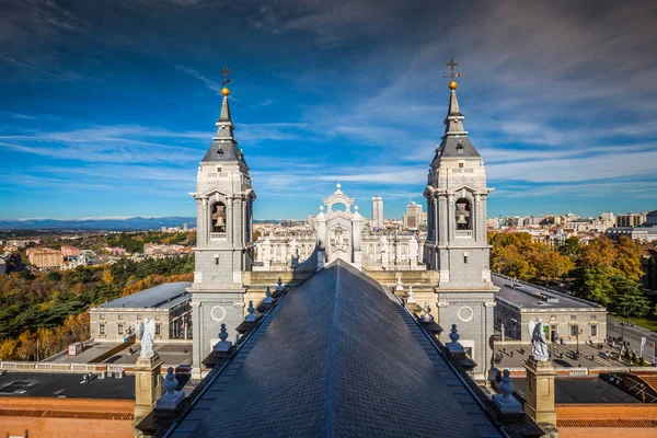 Cathedral of Saint Mary the Royal of La Almudena. Madrid is a po — Stock Photo, Image