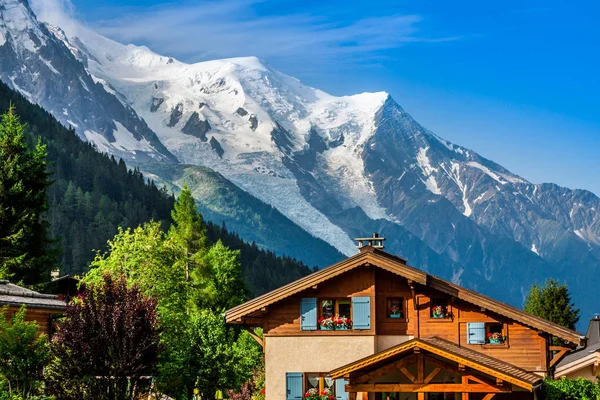 Hermoso chalet de madera en Chamonix, Francia, Mont Blanc en un soleado —  Fotos de Stock
