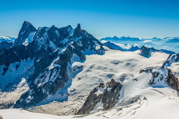 Mont Blanc macizo de montaña paisaje de verano (vista desde Aiguille d —  Fotos de Stock