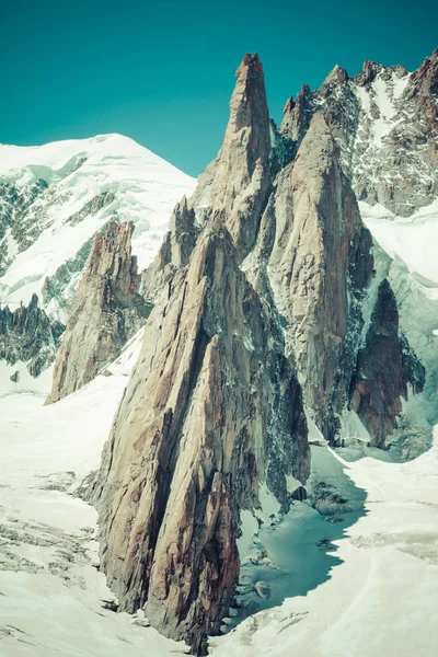 Massif de mont Blanc на границе Франции и Италии. In the f — стоковое фото