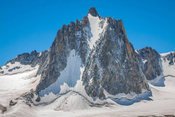 Massif de mont Blanc à la frontière de la France et de l'Italie. Dans le f — Photo