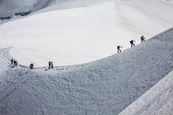 Mont blanc, chamonix, francuskich Alpach. Francja. -wspinaczka u turystów — Zdjęcie stockowe
