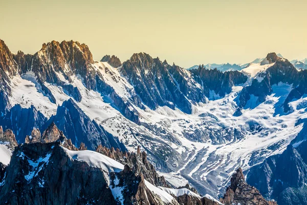 Mont blanc Dağı massif yaz peyzaj (görünümünden aiguille d — Stok fotoğraf