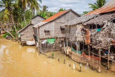 Tipik ev Tonle sap Gölü, Kamboçya.
