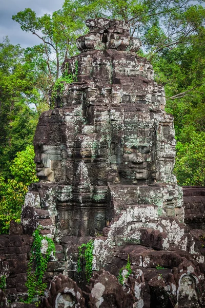 Starověké kamenné stěny chrámu Bayon, Angkor, Kambodža — Stock fotografie