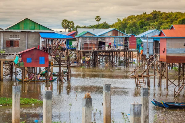 Casas em palafitas na aldeia flutuante de Kampong Phluk, Tonle — Fotografia de Stock