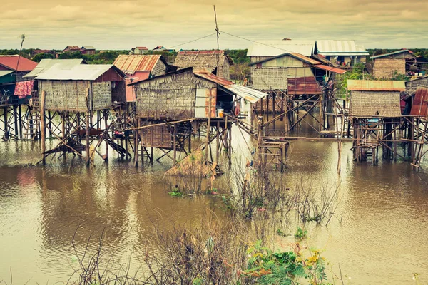 Дома на сваях в плавучей деревне Кампонг Плук, Тонле — стоковое фото
