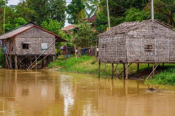 Typisches Haus am Tonle-Saft-See, Kambodscha. — Stockfoto