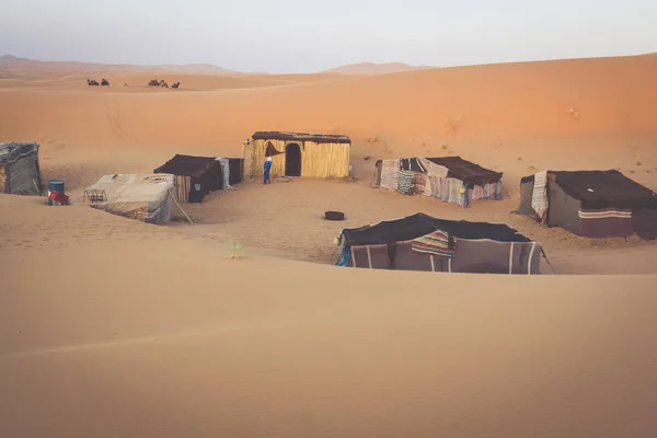 Campo de tenda para turistas em dunas de areia de Erg Chebbi ao amanhecer, Moro — Fotografia de Stock