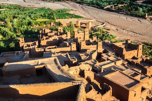 Ait Benhaddou est une ville fortifiée, ou ksar, le long de l'ancienne voiture — Photo