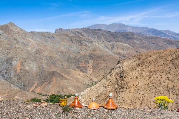 Comerciantes ofreciendo cerámica en las montañas del Alto Atlas , — Foto de Stock