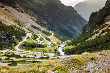 Yılan gibi dağ yolunda İtalya Alpleri'nde stelvio geçmek, passo de