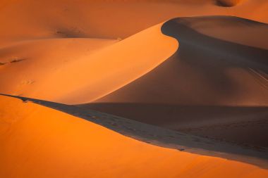 Sahra Çölü 'ndeki kum tepeleri, Merzouga, Fas