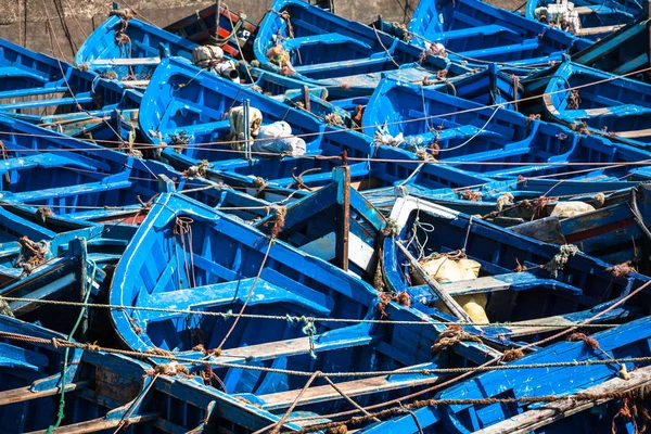 Beaucoup de bateaux de pêche bleus dans le port d'Essaouira, Maroc — Photo