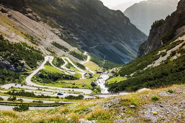 Carretera de serpentina montaña en los Alpes italianos, paso stelvio, passo de — Foto de Stock