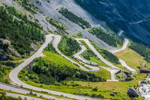 Carretera de serpentina montaña en los Alpes italianos, paso stelvio, passo de — Foto de Stock