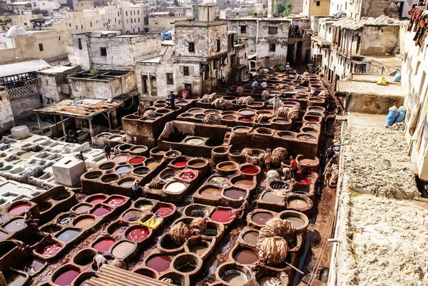 Curtidurías de Fez, Marruecos, África Viejos tanques del tanneri de Fez —  Fotos de Stock