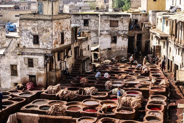 フェズ、モロッコ、フェズの tanneri のアフリカの古いタンクの皮なめし工場 — ストック写真