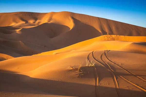 Duna do deserto em Erg Chebbi perto de Merzouga em Marrocos . — Fotografia de Stock