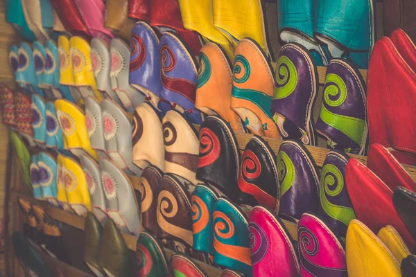Shoes on a shoe stall on the market in Essaouira, Morocco — Stock Photo, Image
