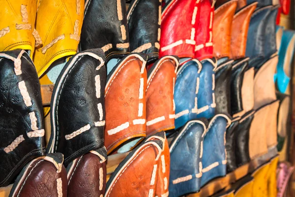 Взуття на колодці зрив на ринку в Ес-Сувейра, Марокко — стокове фото