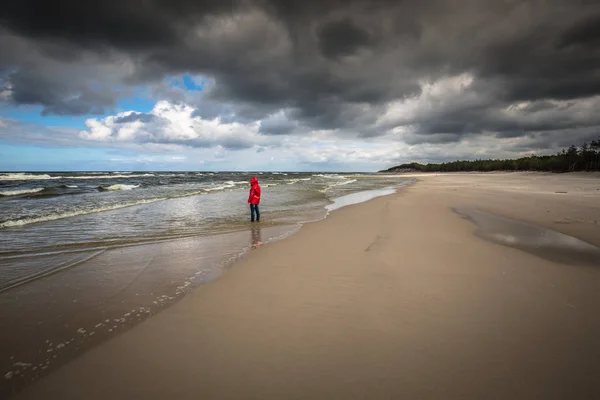 Donne che camminano lungo la spiaggia . — Foto Stock