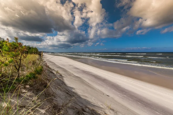 Uma vista da bela praia de areia na cidade de Leba, Mar Báltico, Polônia — Fotografia de Stock