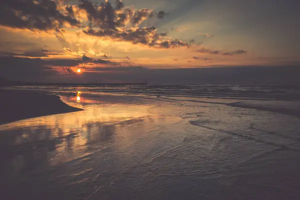 Západ slunce na pláži s dřevěnou vlnolamu v Leba, Baltské moře, Po — Stock fotografie