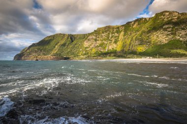Azores kıyı şeridi manzara Faya Grande, Flores Adası. Portug