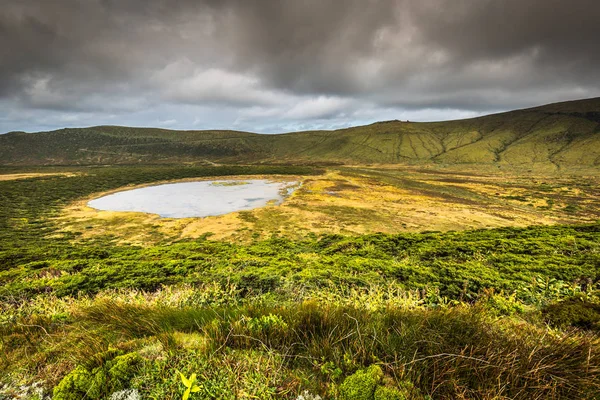 Paysage des Açores avec lac sur l'île de Flores. Caldeira Rasa. Port — Photo