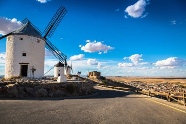 Ünlü yel değirmenleri Consuegra, günbatımı, il Toledo, CA'ları