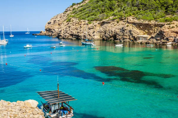 Ibiza cala benirras strand in san joan auf den balearen spanien — Stockfoto