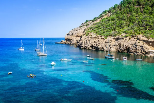 Ibiza cala benirras strand in san joan at Balearen Spanje — Stockfoto