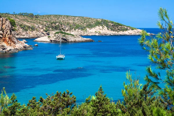 Ibiza Punta de Xarraca бирюзовый пляж в Балеарике Исла — стоковое фото