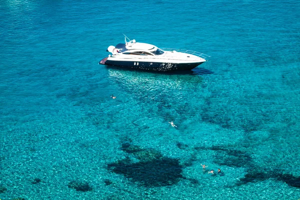 豪华游艇在绿松石 illetes 福门特拉岛地中海 b — 图库照片