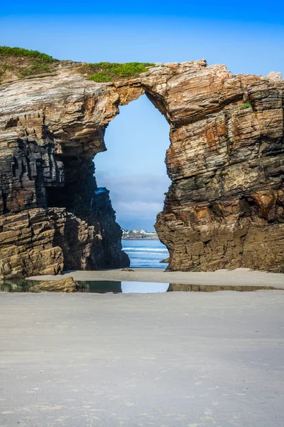 Przy plaży Las Catedrales w Galicji, Hiszpania. Rajska plaża w Ribade — Zdjęcie stockowe