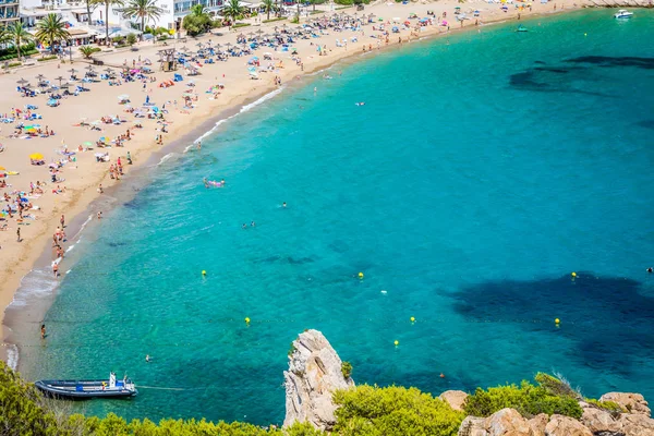 Ibiza Cala de Sant Vicent caleta de san vicente playa turquesa — Foto de Stock