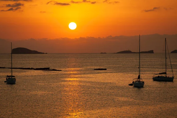 Ibiza Hermosa puesta de sol en Cala Conta, Ibiza, cerca de San Antonio —  Fotos de Stock
