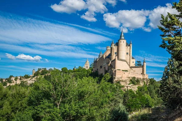 Segovia, Spain. The famous Alcazar of Segovia, rising out on a r — Stock Photo, Image