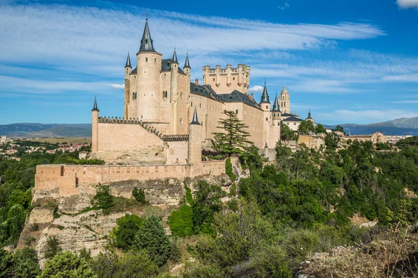 Segovia i Spania. Den berømte Alcazar av Segovia, stiger ut på en r – stockfoto