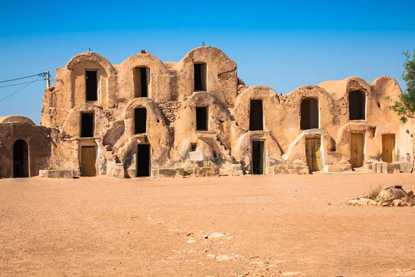 Tunisien. Medenine. Fragment av gamla Ksar ligger inne i byn. — Stockfoto