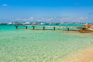 Formentera tropikal deniz ahşap iskele illetes içinde bea