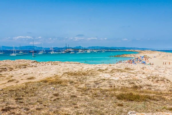 Tourists in Illetes beach Formentera island, Mediterranean sea, — Stock Photo, Image