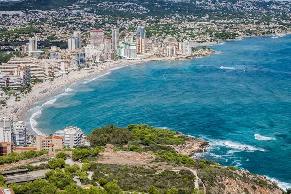 海岸线的地中海度假村 Calpe 西班牙的海和湖 — 图库照片