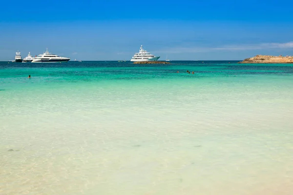 Luxury yachts in turquoise beach of Formentera Illetes — Stock Photo, Image